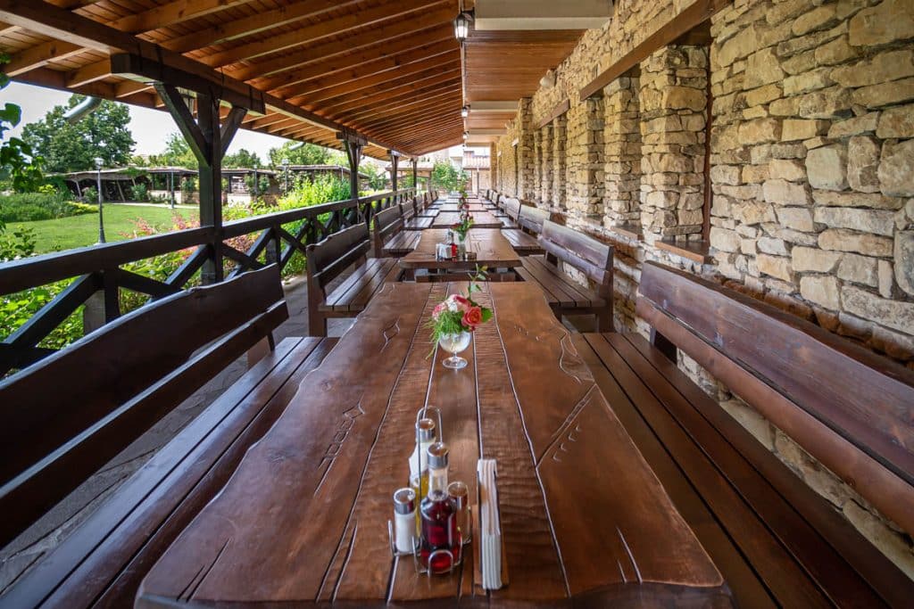 Ресторант Шумен - открита част на ресторанта в комплекс Стара Плиска
